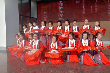 与书为伴，做幸福读书人 ——主题升旗仪式（第十一周)