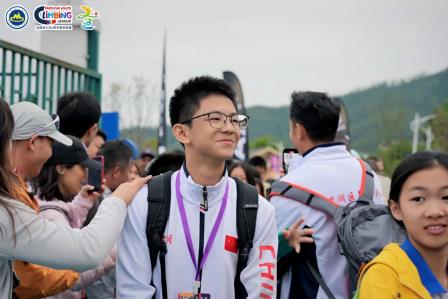 岩壁少年冲霄汉！松泉学子陈济轩问鼎全国攀岩亚军，强势入围国家队少年预备队