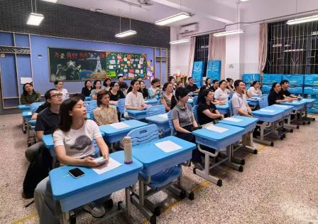  同心共筑成长路  校家携手育新苗——向西小学举行“为爱聚力，共育花开”主题家长会
