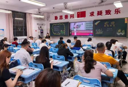  同心共筑成长路  校家携手育新苗——向西小学举行“为爱聚力，共育花开”主题家长会