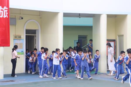 景园实验小学举行2025年度春季消防疏散演练