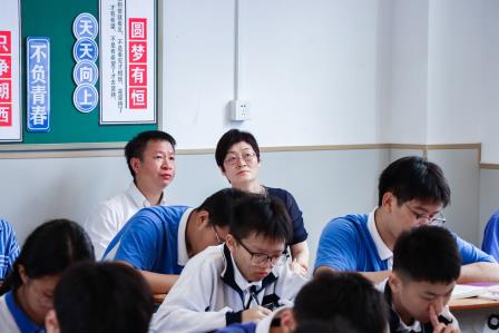 视导引领强师能，精准赋能启新程——罗湖区教科院专家团队莅临翠园文锦中学开展“新教师过关考核暨初三考教衔接”专项视导活动