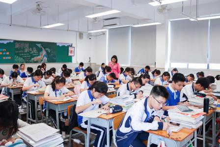 视导引领强师能，精准赋能启新程——罗湖区教科院专家团队莅临翠园文锦中学开展“新教师过关考核暨初三考教衔接”专项视导活动