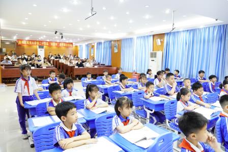 精研课堂促提升 专家引领助成长 ——凤光小学开展第二十五届“凤凰杯”教学展示活动