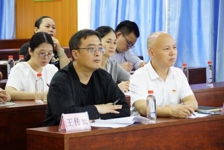 精研课堂促提升 专家引领助成长 ——凤光小学开展第二十五届“凤凰杯”教学展示活动