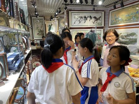 体验非遗竹编 品味家居美学——凤光小学美术社团开展ADC艺展中心实践活动