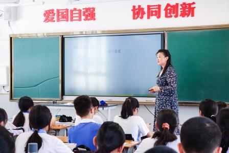 视导引领强师能，精准赋能启新程——罗湖区教科院专家团队莅临翠园文锦中学开展“新教师过关考核暨初三考教衔接”专项视导活动