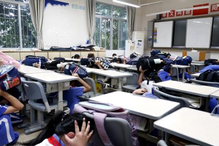 文德学校举行地震逃生疏散演练活动