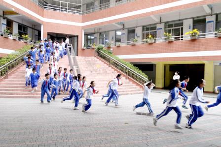 文德学校举行地震逃生疏散演练活动