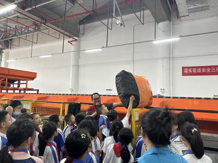 包裹里的温暖：致敬城市奔跑者 ——深圳市向西小学携手文锦社区开展“每周半天计划”