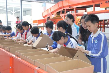 包裹里的温暖——湖贝小学开展五一职业体验劳动主题教育