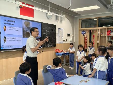 深化素养导向 探索贯通培养 ——罗外初中校长陈兴平赴莲南小学开展科普讲座   
