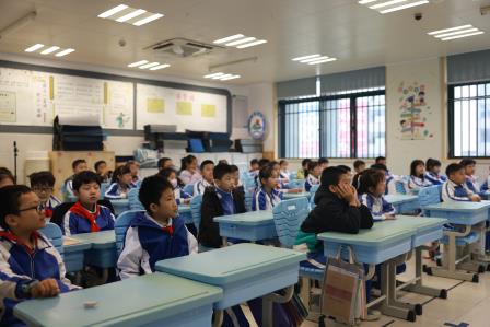 生命课堂奏响安全乐章 ——翠北实验小学第8周主题班会