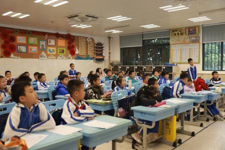 生命课堂奏响安全乐章 ——翠北实验小学第8周主题班会