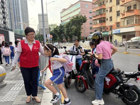 文明交通   安全出行——东晓小学党总支开展“一盔一带”宣传劝导行动