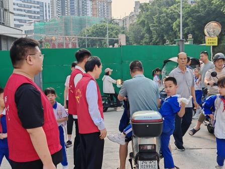 文明交通   安全出行——东晓小学党总支开展“一盔一带”宣传劝导行动