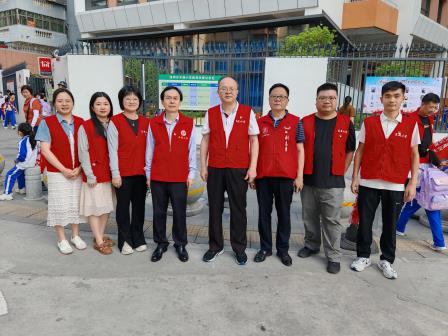 文明交通   安全出行——东晓小学党总支开展“一盔一带”宣传劝导行动