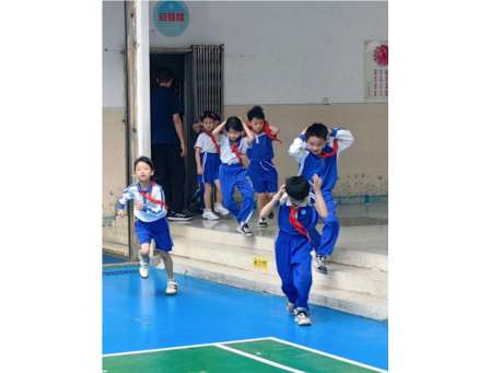 以练筑防 临“震”不乱——深圳市人民小学开展防震减灾应急疏散演练