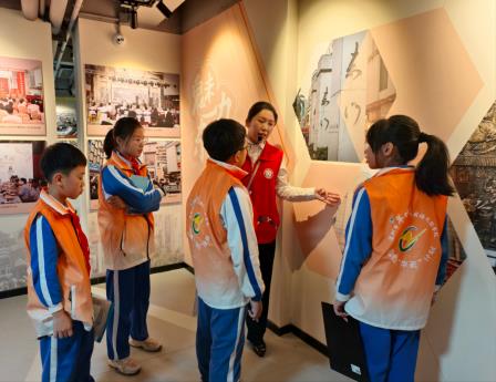 薪火传承少年志，东门红色焕新光 —— 翠竹外国语学校五（7）班“每周半天”校外实践活动圆满举行