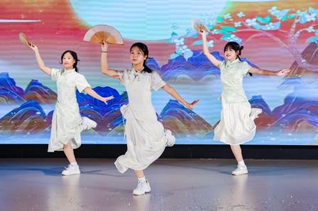咔嚓!“美”个瞬间 ——翠园文锦中学“美育一件事”系列活动之第三十四届校园文化艺术节年级专场
