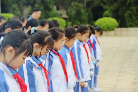 清明追思寄深情 领巾飘扬承遗志——深圳市罗湖区侨香实验学校开展清明祭扫暨“行走的思政课”活动