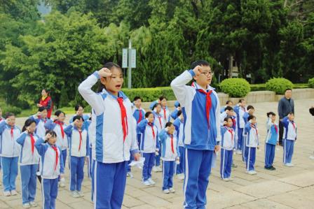 清明追思寄深情 领巾飘扬承遗志——深圳市罗湖区侨香实验学校开展清明祭扫暨“行走的思政课”活动