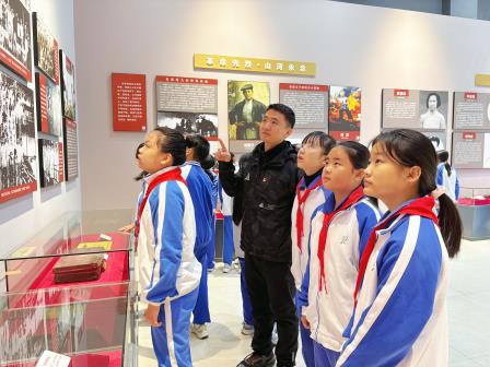 清明追思寄深情 领巾飘扬承遗志——深圳市罗湖区侨香实验学校开展清明祭扫暨“行走的思政课”活动