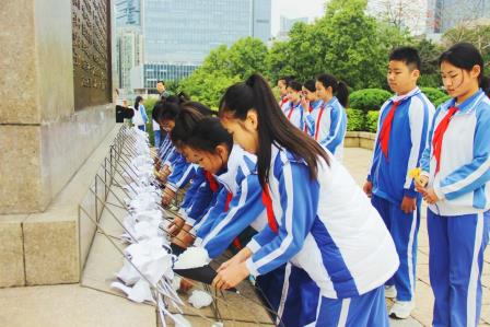 清明追思寄深情 领巾飘扬承遗志——深圳市罗湖区侨香实验学校开展清明祭扫暨“行走的思政课”活动