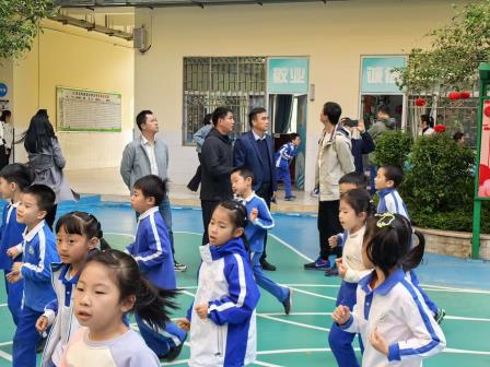 “空中跑道”引围观！碧波小学解锁AI+运动空间新姿势——翠竹外国语实验学校、罗芳小学教师莅临碧波小学观摩跑操活动并交流学生体质健康提升工作