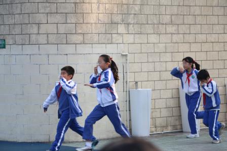 洪湖小学开展消防抗震应急疏散演练：实战演练筑牢安全防线，温情守护彰显责任担当