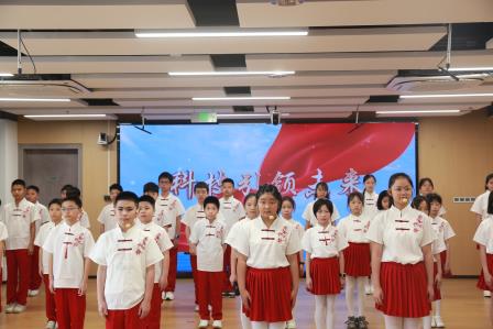 科技筑梦.创新飞扬—— 布心小学举行科技主题升旗仪式