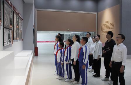 赓续英烈精神  传承红色薪火 ——深圳市南湖小学开展清明祭扫实践教育活动