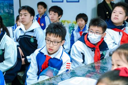 海上缅怀祭英烈  红色精神共传承——深圳市东晓小学开展清明祭英烈主题党团队活动