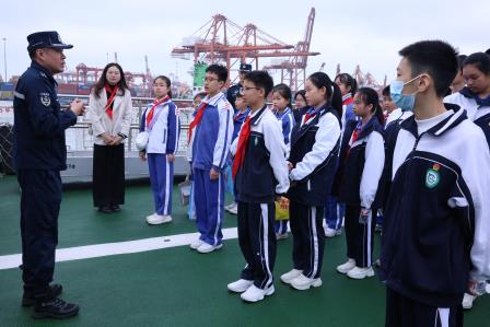 海上缅怀祭英烈  红色精神共传承——深圳市东晓小学开展清明祭英烈主题党团队活动