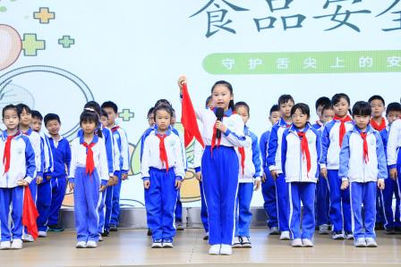 深圳市仙桐实验小学举行“卫生习惯 从小做起”世界卫生日主题升旗仪式