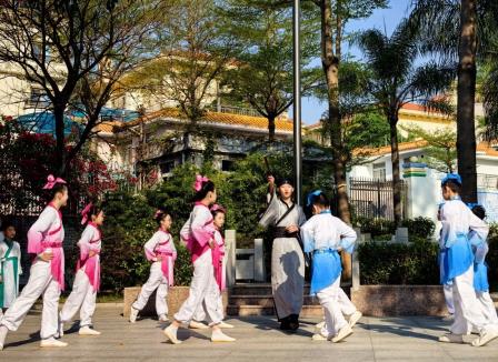 擂台斗诗燃校园，诗歌雅韵沁童——深圳市怡景小学举行第七周国旗下展示活动