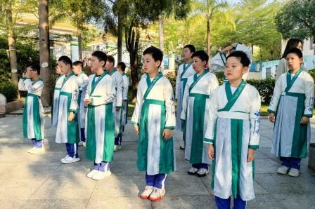 擂台斗诗燃校园，诗歌雅韵沁童——深圳市怡景小学举行第七周国旗下展示活动