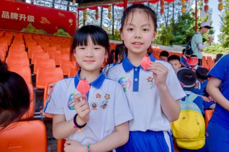 了解祖国河山，激发爱国热情  ——罗湖小学1-3年级学生开展锦绣中华民俗文化村之旅