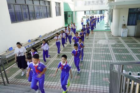 安全第一 生命至上——凤光小学开展防震减灾安全疏散演练活动