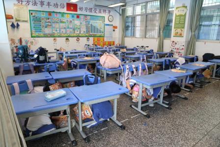 预演避风险 安全记心中——新秀小学开展地震应急疏散演练
