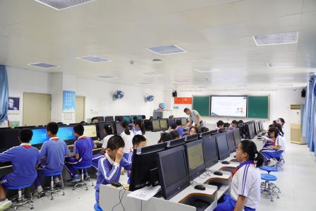 “妙建三维，趣筑糖屋”—— 凤光小学信息科技学科 “凤凰杯”展风采