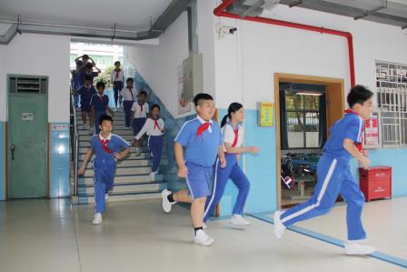 同心共筑，生命防线 ——深圳市南湖小学开展防震应急疏散演练