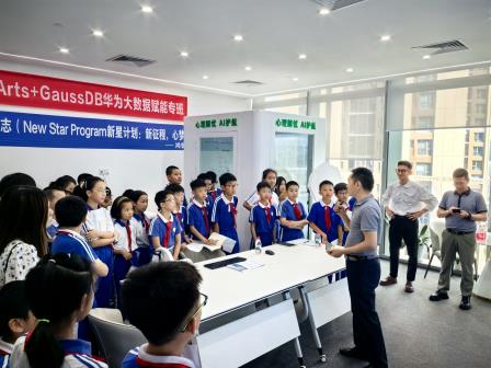 鸿普森 AI 科学实践：凤光学子探秘科技新次元