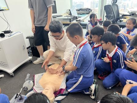 鸿普森 AI 科学实践：凤光学子探秘科技新次元