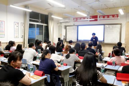 文德学校举办“家校协同，赋能成长”主题家长会