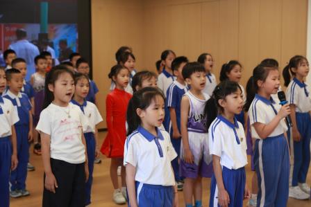 我运动 我健康 我快乐—— 布心小学开展七色花之“橙色花”主题升旗仪式