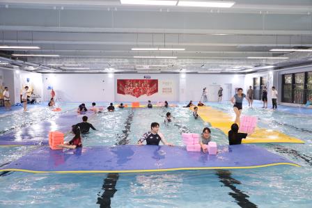 前方高萌！学校泳池惊现一群「水上显眼包」
