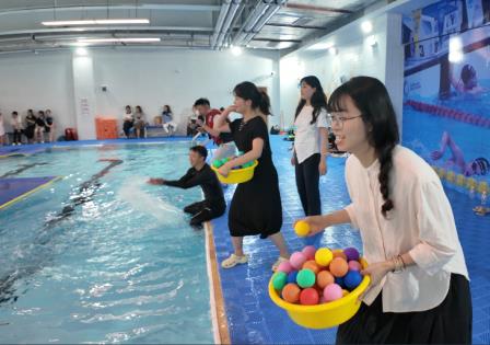 前方高萌！学校泳池惊现一群「水上显眼包」