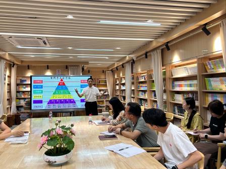 洪湖小学举办“审辩式学习”新质课堂培训，荷美教师畅谈学习共同体构建