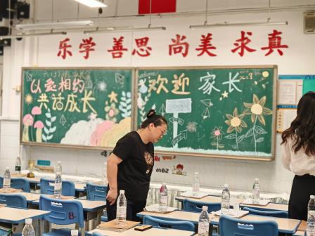 心手相连，共育荷美少年——深圳市洪湖小学2025年春季家长会圆满举行
